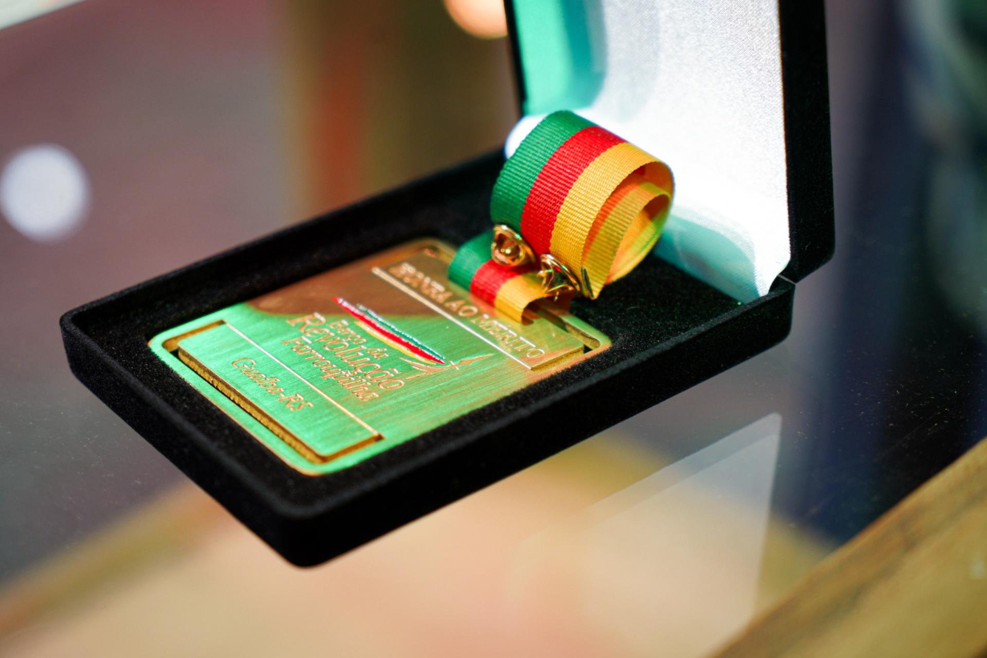 Prefeitura de Guaíba Homenageia Personalidades com a Medalha Berço da Revolução Farroupilha.